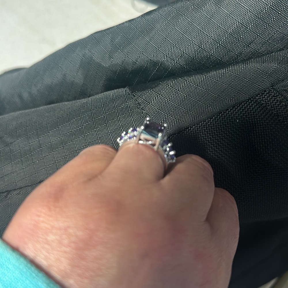 Pretty emerald cut gemstone ring - Picture 3 of 4